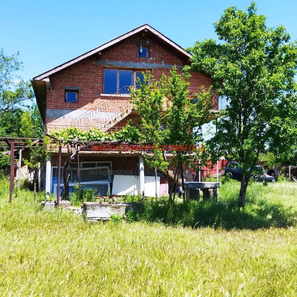 село Трапоклово, двуетажна масивна къща - 0