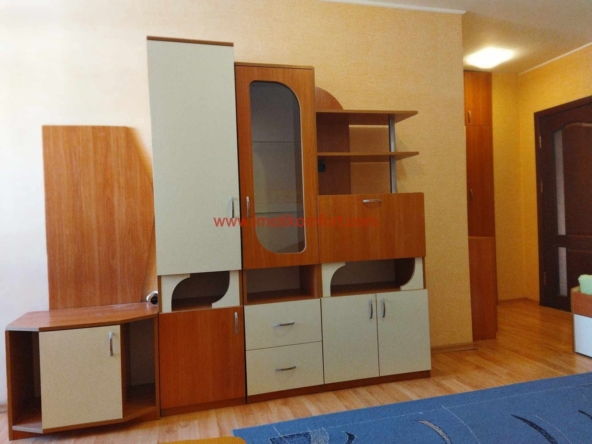 пл. ”Левски” - продава тристаен обзаведен апартамент-0