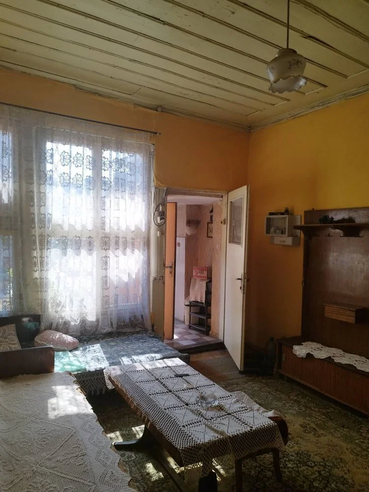 mahalle. Komluka, Postane yakınında, bitişik avlusu olan bir evin katı-0 кв. Комлука, близо до Пощата, етаж от къща с ид. ч от двор - 0