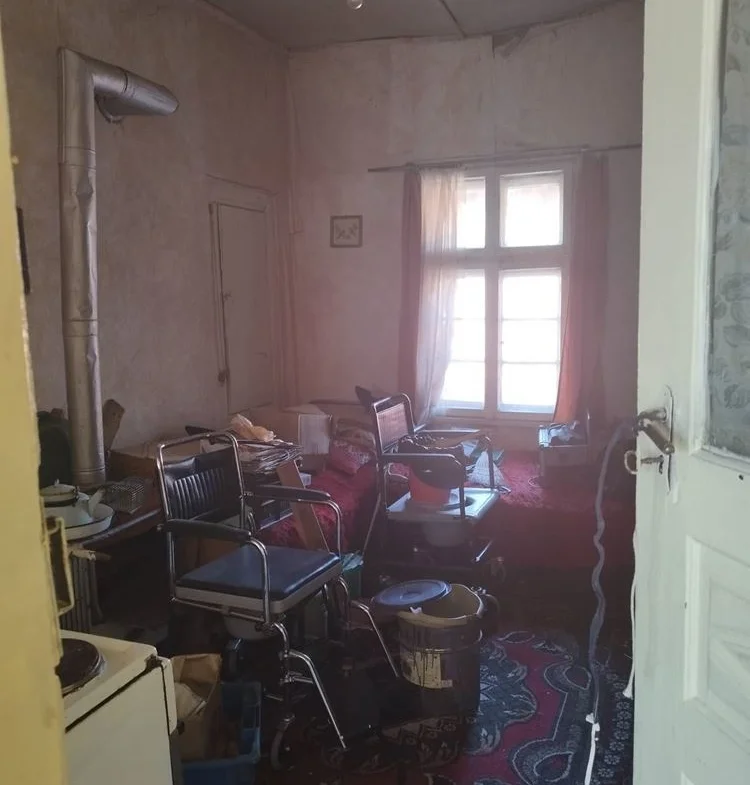 кв. Комлука, близо до Пощата, етаж от къща с ид. ч от двор