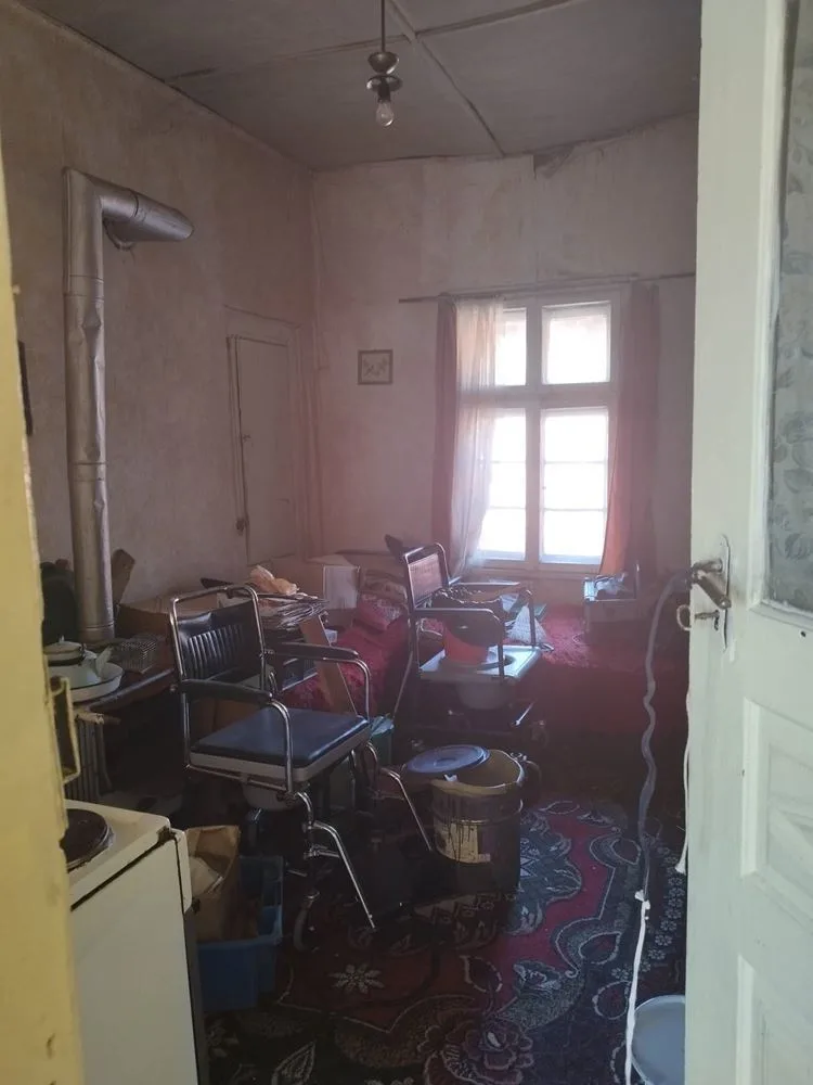 mahalle. Komluka, Postane yakınında, bitişik avlusu olan bir evin katı-0 кв. Комлука, близо до Пощата, етаж от къща с ид. ч от двор - 0
