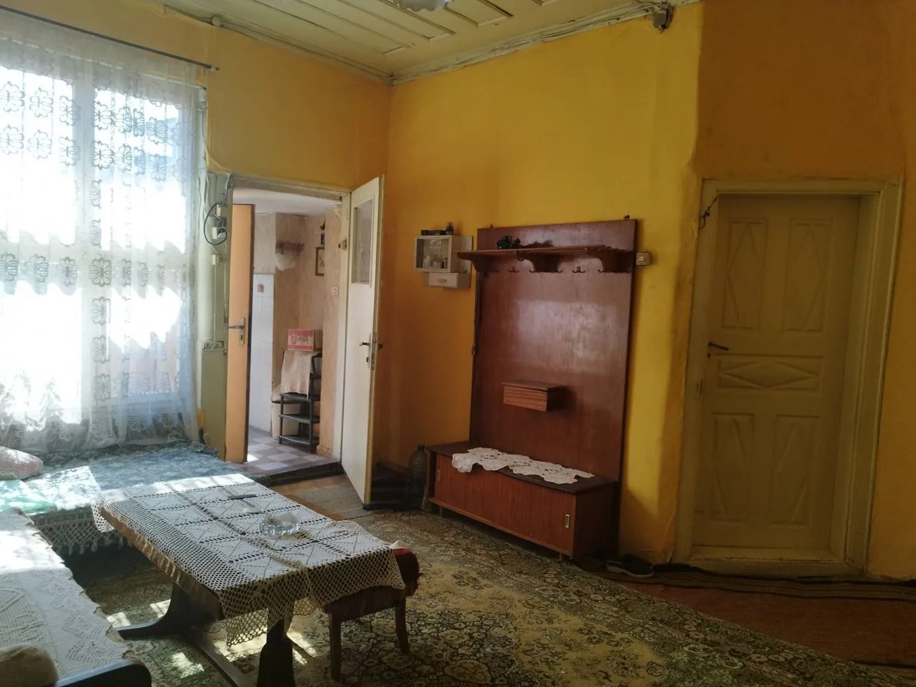 mahalle. Komluka, Postane yakınında, bitişik avlusu olan bir evin katı-0 кв. Комлука, близо до Пощата, етаж от къща с ид. ч от двор - 0