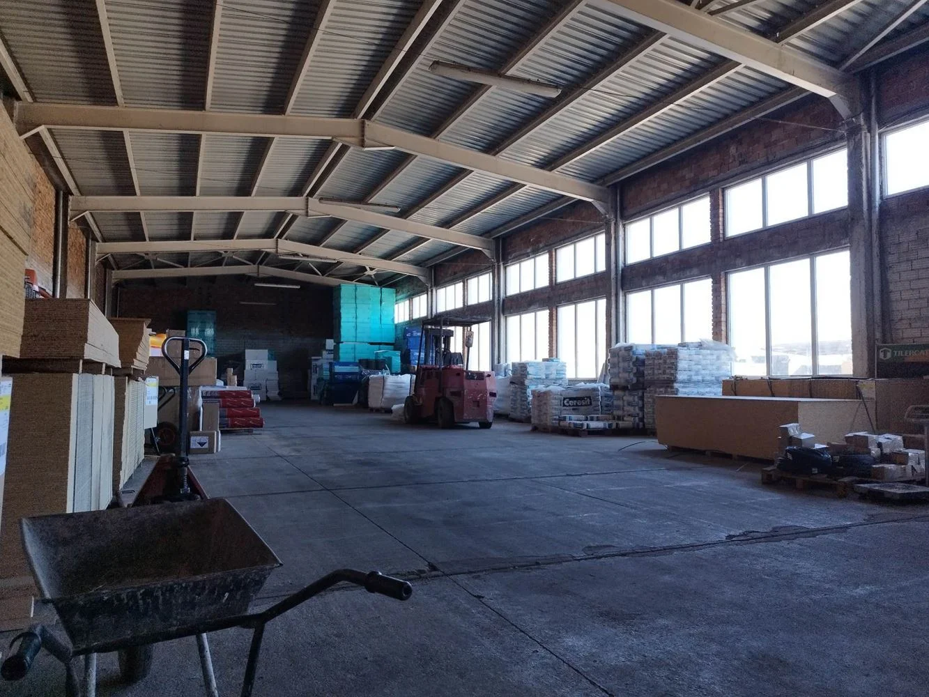 Toplage, Hauptstraße, große Fläche, neue Halle 600qm und 100qm Büroteil, Hof 5 acres-0 Erstklassige Lage, Hauptstraße, große Straßenfront, neue Halle mit 600 m² und 100 m² Bürofläche, Grundstück von 5 deka – 0