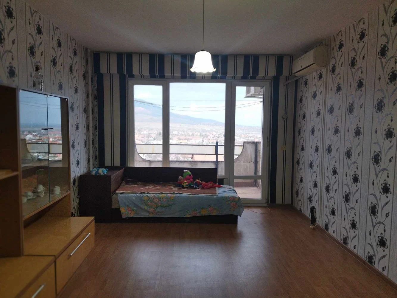 Geräumige Wohnung mit zwei Schlafzimmern zu verkaufen in Kv. "Druschba"-0 Продава се просторен тристаен апартамент в кв. " Дружба" - 0