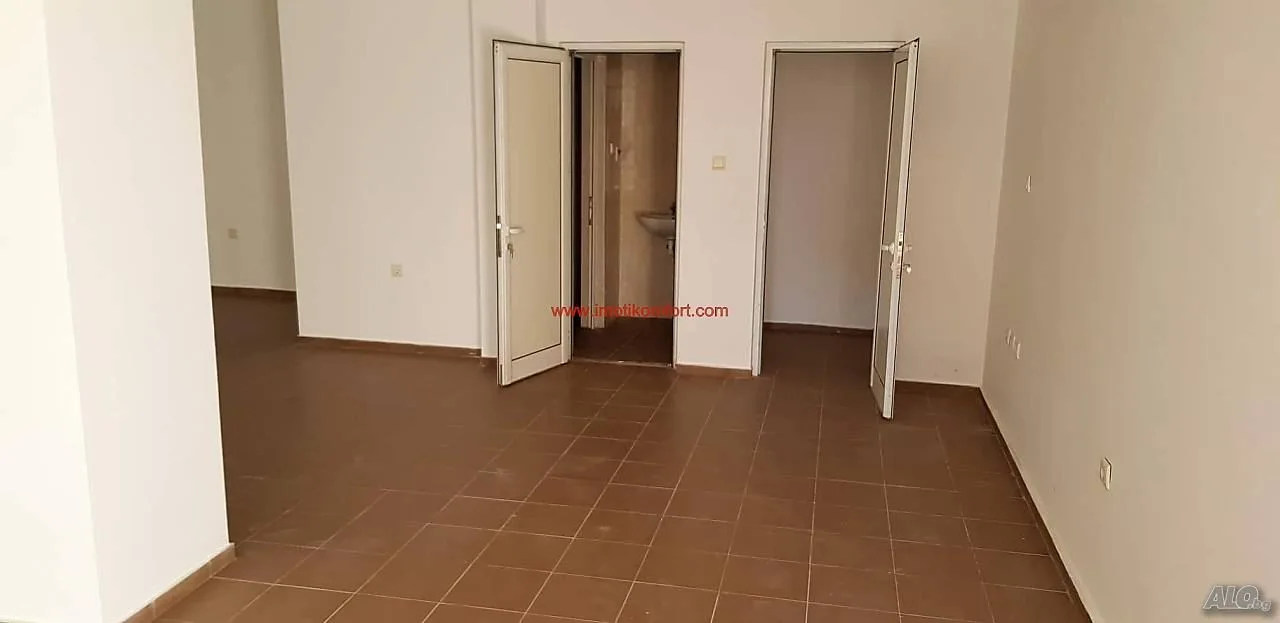Zentrum, NS, Erdgeschoss, 87 qm, Lager, WC, für Büros, Garagen, Salons, etc.-0 Център, НС, партер, 87кв.м., склад,WC, за офиси, гаражи, салони и др. - 0