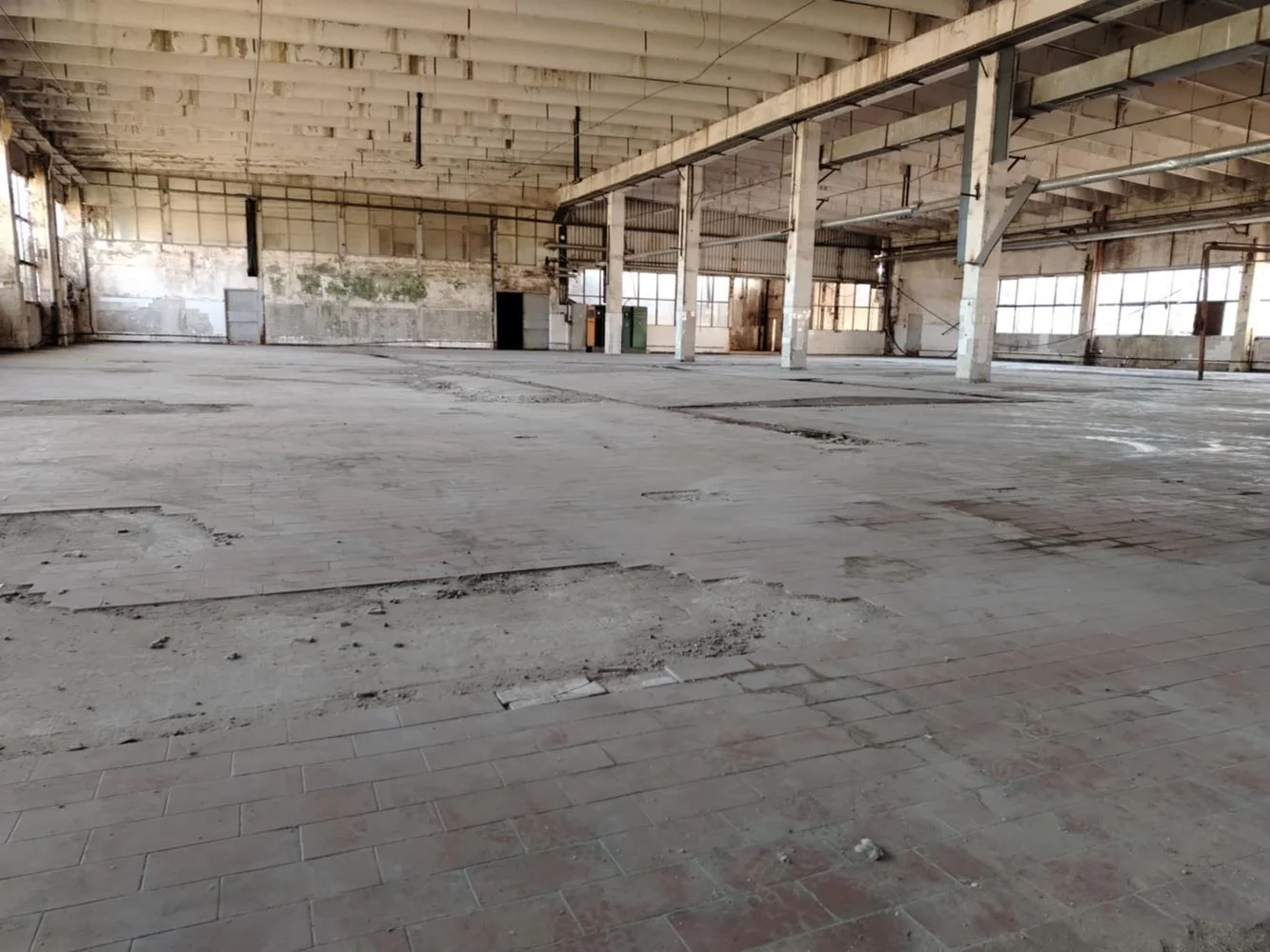 Gewerbeflächen, Möglichkeit zur Anmietung verschiedener Flächen von 500 m² bis 4500 m², Hof-0 Gewerbefläche, verschiedene Flächen von 500 m² bis 4.500 m² können angemietet werden, Außenbereich – 0