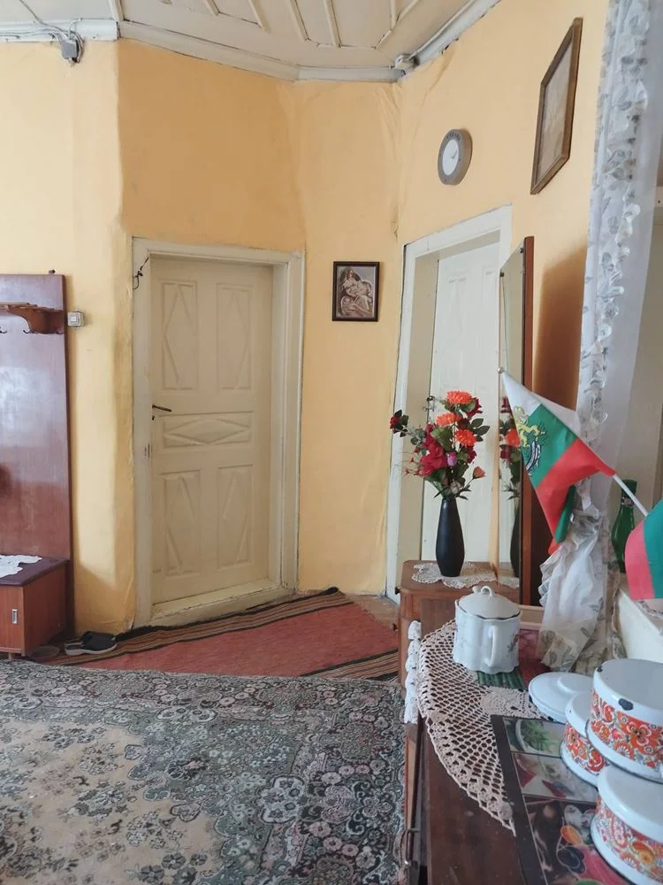mahalle. Komluka, Postane yakınında, bitişik avlusu olan bir evin katı-0 кв. Комлука, близо до Пощата, етаж от къща с ид. ч от двор - 0