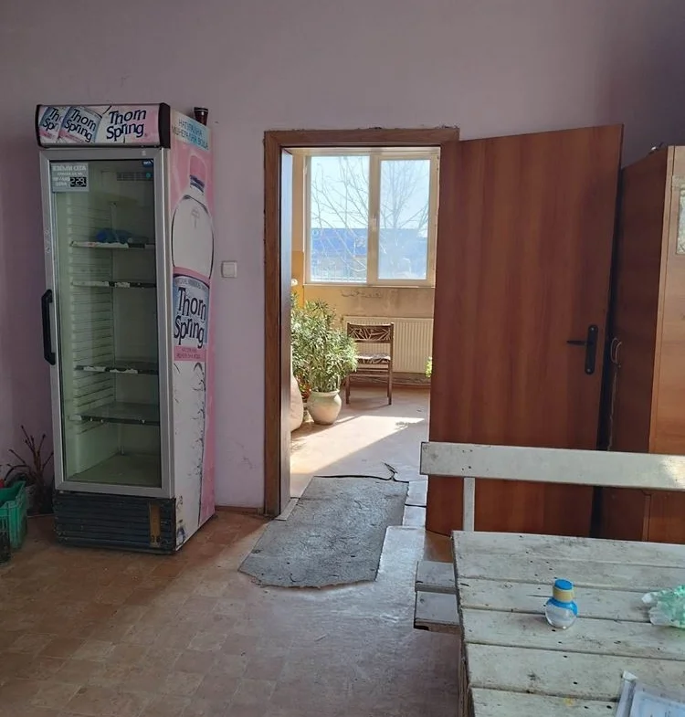 Топ локация , главен път , голямо лице ,ново хале 600кв.м. и 100кв.м. офисна част ,двор 5 дка