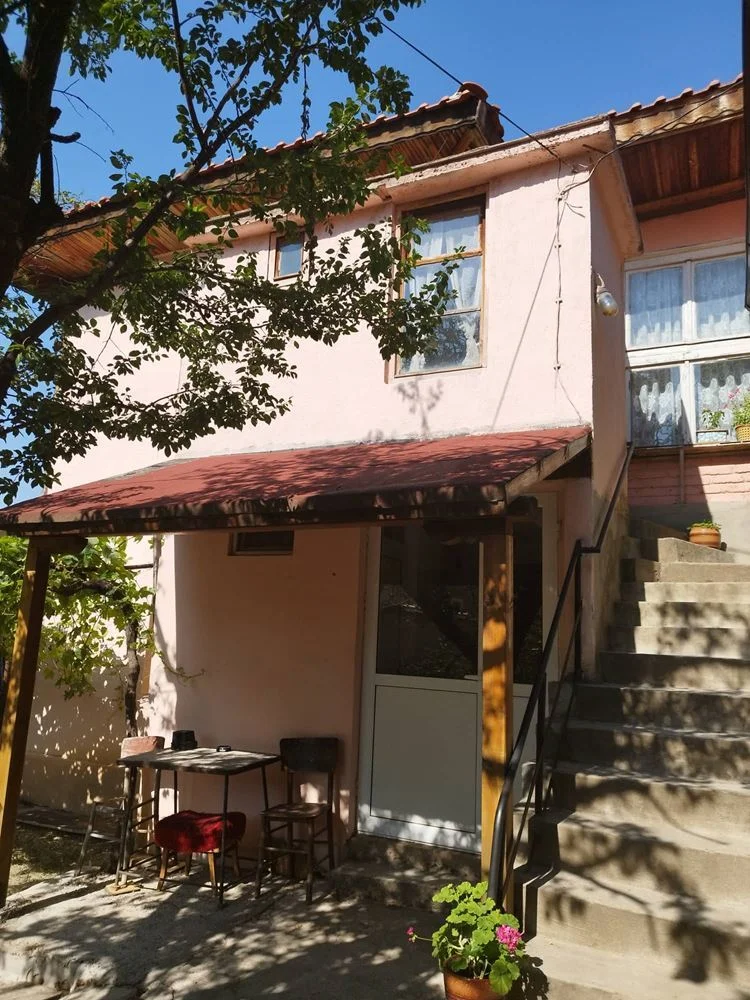 mahalle. Komluka, Postane yakınında, bitişik avlusu olan bir evin katı-0 кв. Комлука, близо до Пощата, етаж от къща с ид. ч от двор - 0