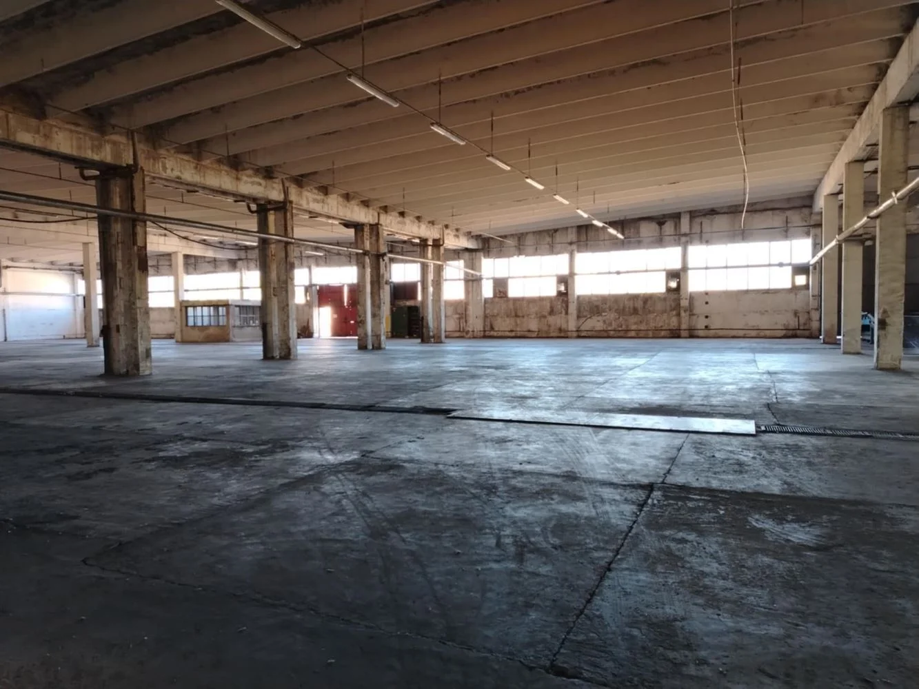 Gewerbeflächen, Möglichkeit zur Anmietung verschiedener Flächen von 500 m² bis 4500 m², Hof-0 Gewerbefläche, verschiedene Flächen von 500 m² bis 4.500 m² können angemietet werden, Außenbereich – 0