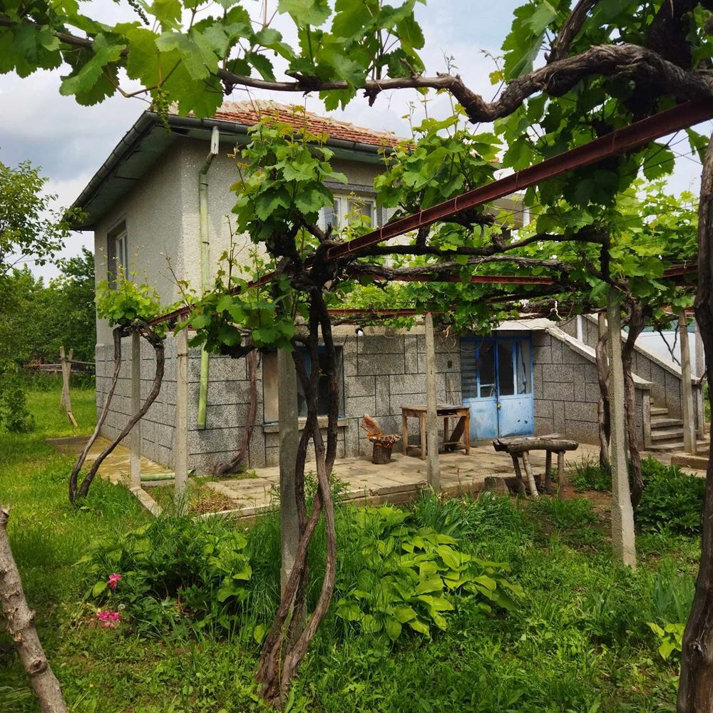 Продава се едноетажна масивна къща в село Панаретовци - 0