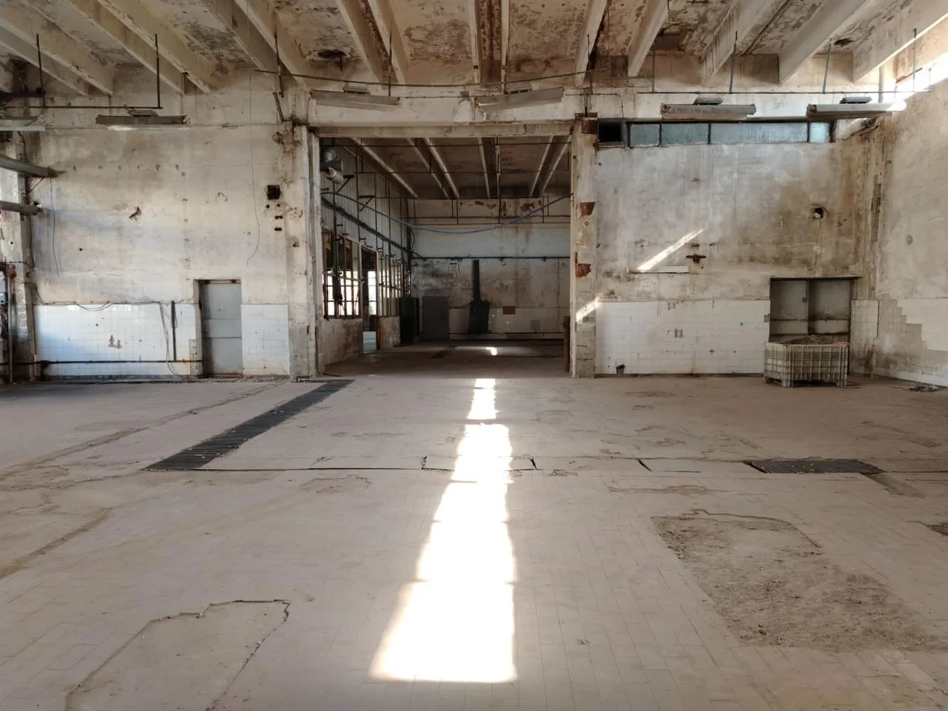 Gewerbeflächen, Möglichkeit zur Anmietung verschiedener Flächen von 500 m² bis 4500 m², Hof-0 Gewerbefläche, verschiedene Flächen von 500 m² bis 4.500 m² können angemietet werden, Außenbereich – 0