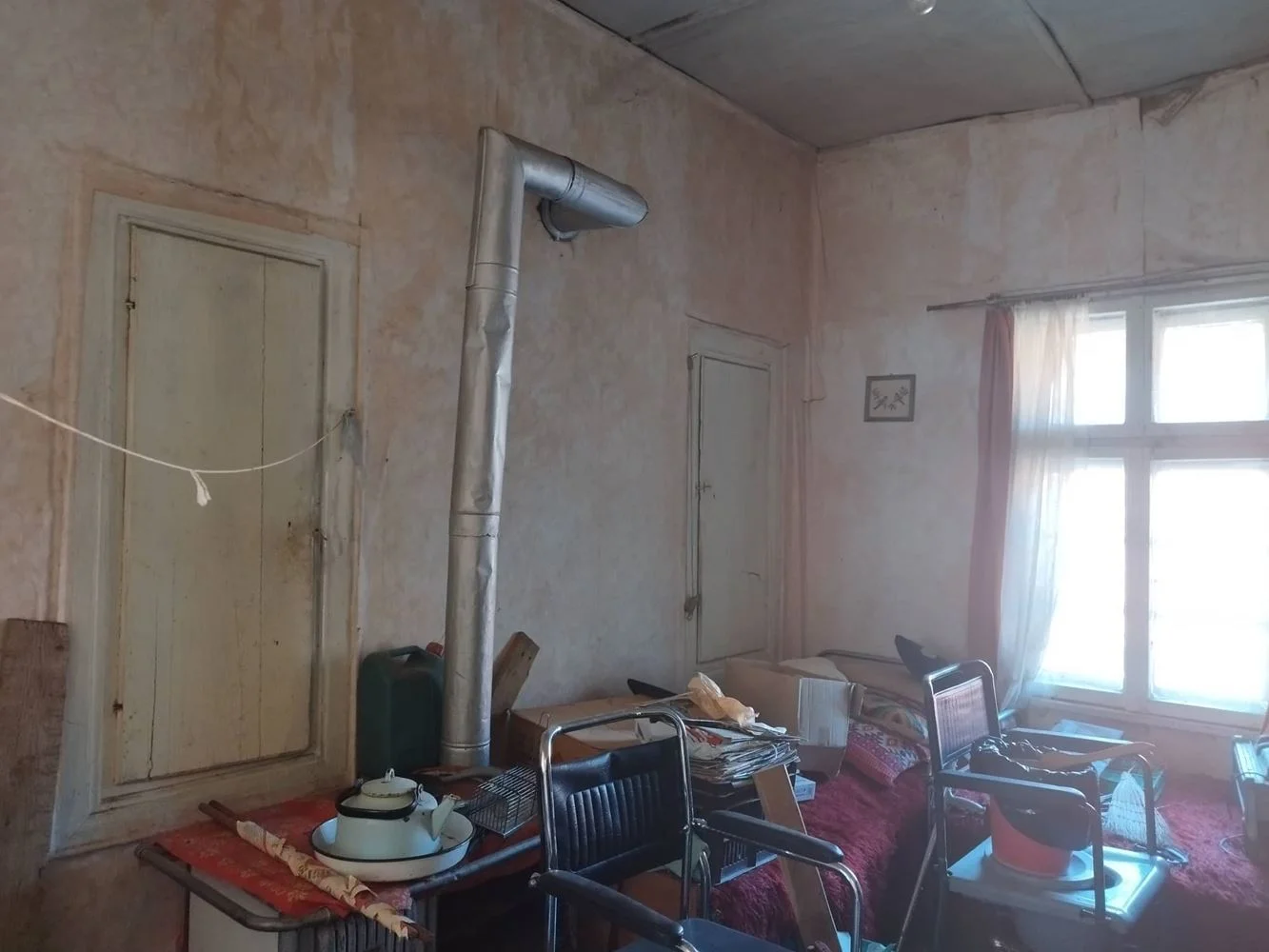 mahalle. Komluka, Postane yakınında, bitişik avlusu olan bir evin katı-0 кв. Комлука, близо до Пощата, етаж от къща с ид. ч от двор - 0