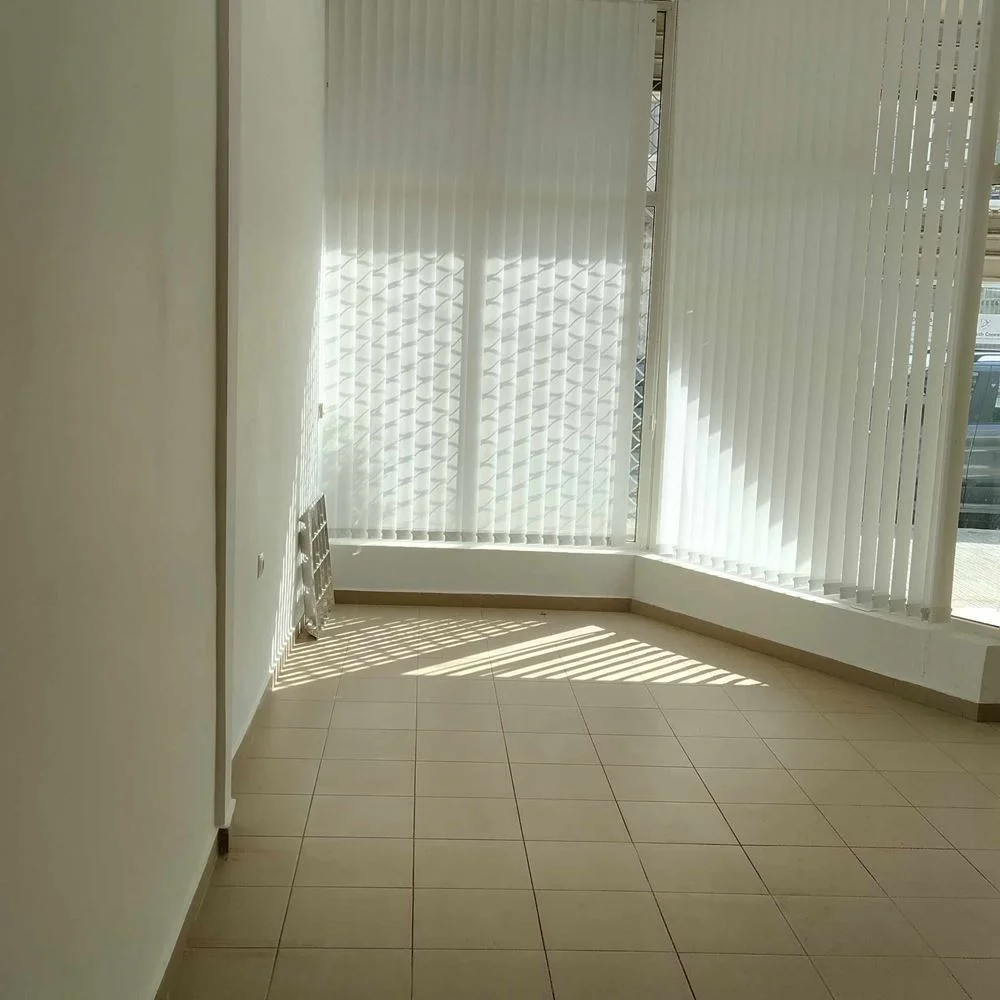 Center - for rent 80sq.m. two entrances, high traffic-0 Downtown — 80 sq. m. space for rent, two entrances, high foot traffic — 0