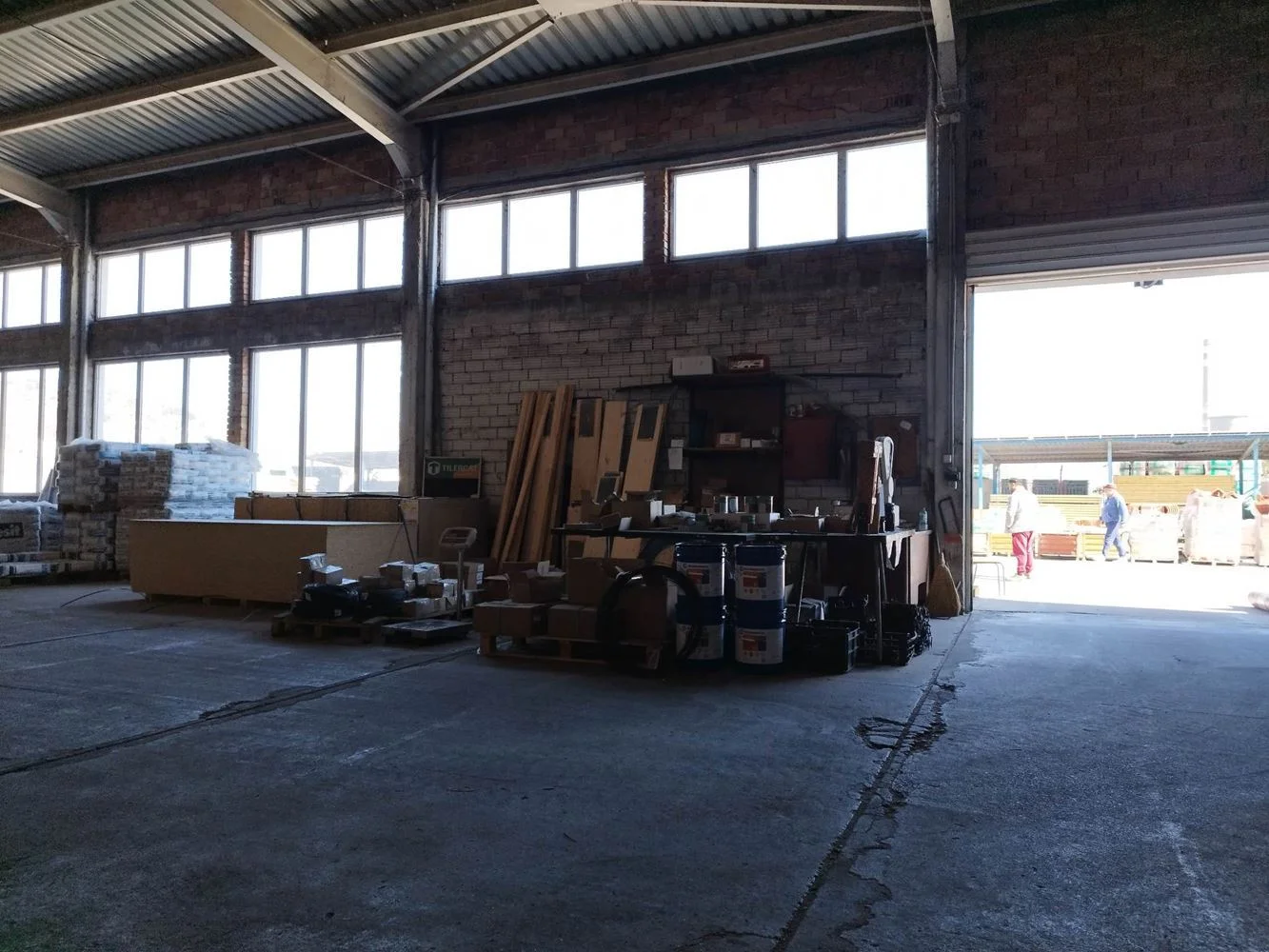 Toplage, Hauptstraße, große Fläche, neue Halle 600qm und 100qm Büroteil, Hof 5 acres-0 Erstklassige Lage, Hauptstraße, große Straßenfront, neue Halle mit 600 m² und 100 m² Bürofläche, Grundstück von 5 deka – 0