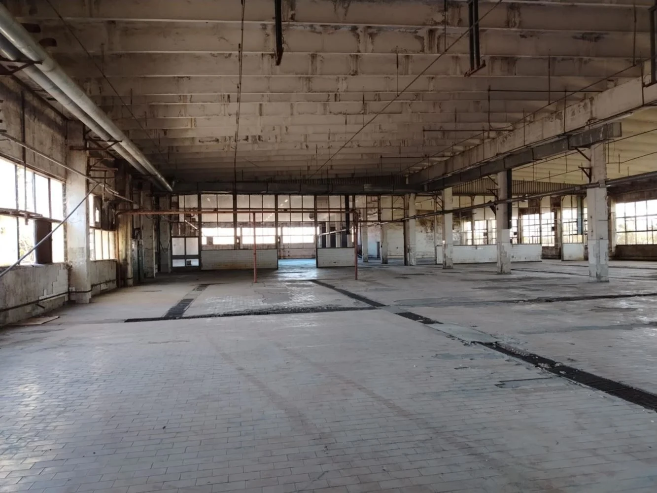 Gewerbeflächen, Möglichkeit zur Anmietung verschiedener Flächen von 500 m² bis 4500 m², Hof-0 Gewerbefläche, verschiedene Flächen von 500 m² bis 4.500 m² können angemietet werden, Außenbereich – 0