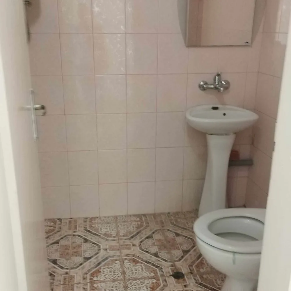 Center - for rent 80sq.m. two entrances, high traffic-0 Downtown — 80 sq. m. space for rent, two entrances, high foot traffic — 0