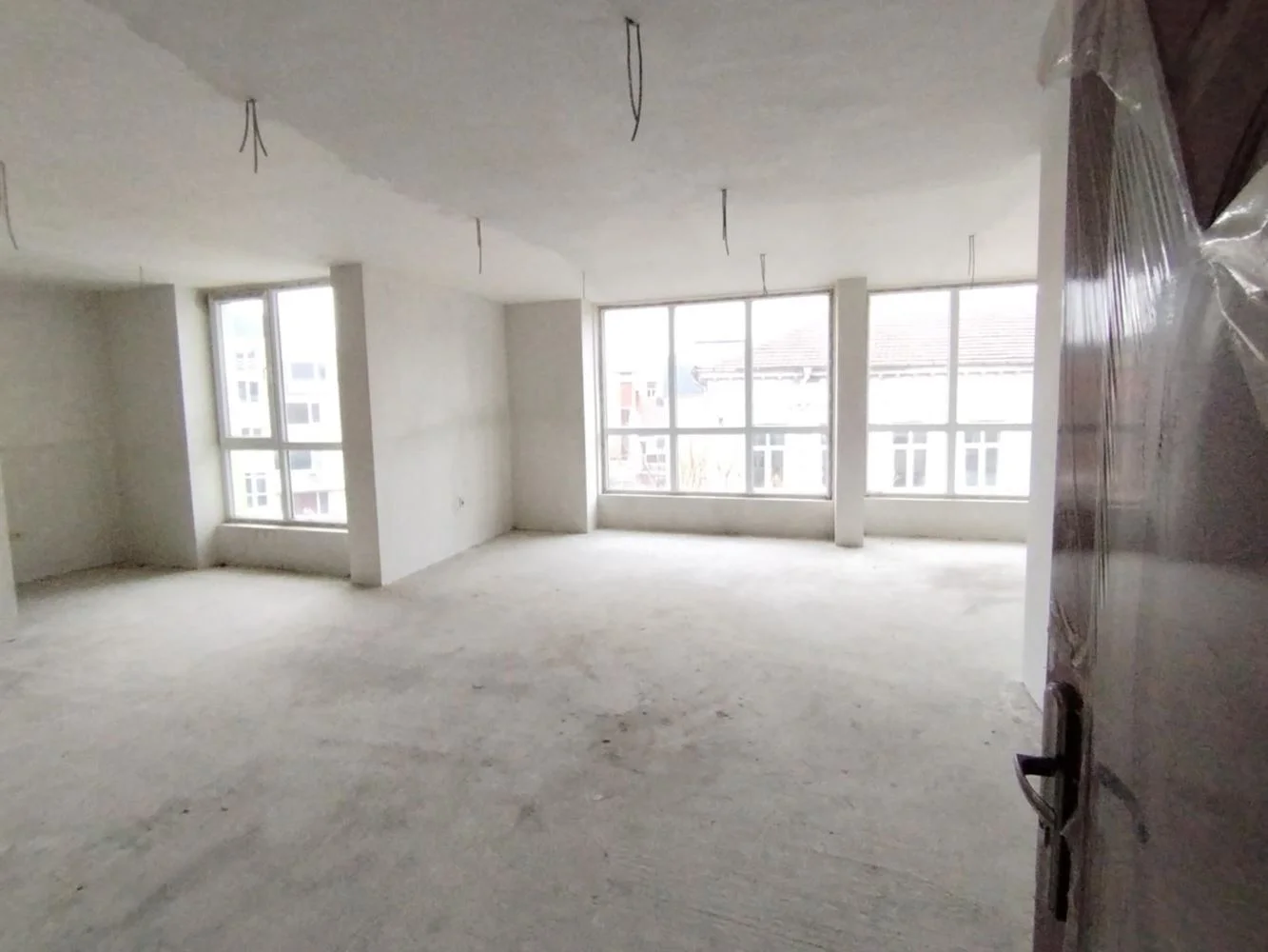 Helles und geräumiges Büro, in einem neuen Gebäude, in der Nähe von Gericht und Stadtverwaltung-0 Helles und geräumiges Büro in einem neuen Gebäude in der Nähe des Gerichts und des Rathauses – 0