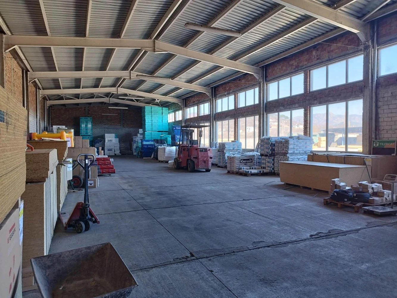 Toplage, Hauptstraße, große Fläche, neue Halle 600qm und 100qm Büroteil, Hof 5 acres-0 Erstklassige Lage, Hauptstraße, große Straßenfront, neue Halle mit 600 m² und 100 m² Bürofläche, Grundstück von 5 deka – 0