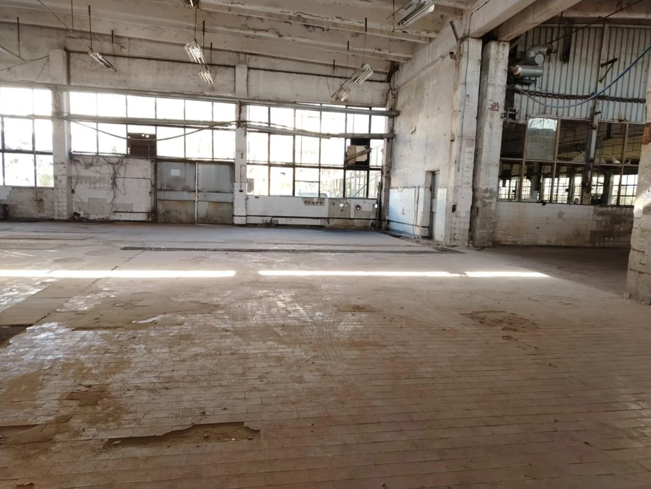Gewerbeflächen, Möglichkeit zur Anmietung verschiedener Flächen von 500 m² bis 4500 m², Hof-0 Gewerbefläche, verschiedene Flächen von 500 m² bis 4.500 m² können angemietet werden, Außenbereich – 0
