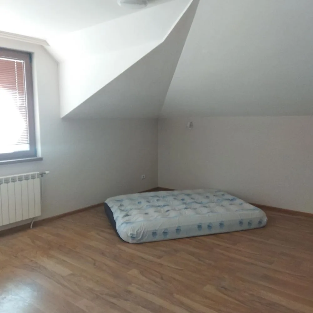 Neues Dorf, Wohngebäude auf 4 Etagen und Haus im Hof-0 Stadtteil Novo Selo, ein vierstöckiges Mehrfamilienhaus und ein Haus im Hof – 0