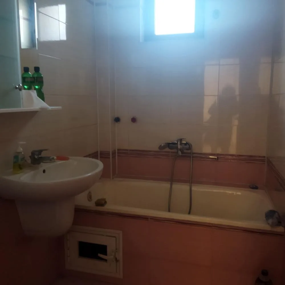 Neues Dorf, Wohngebäude auf 4 Etagen und Haus im Hof-0 Stadtteil Novo Selo, ein vierstöckiges Mehrfamilienhaus und ein Haus im Hof – 0