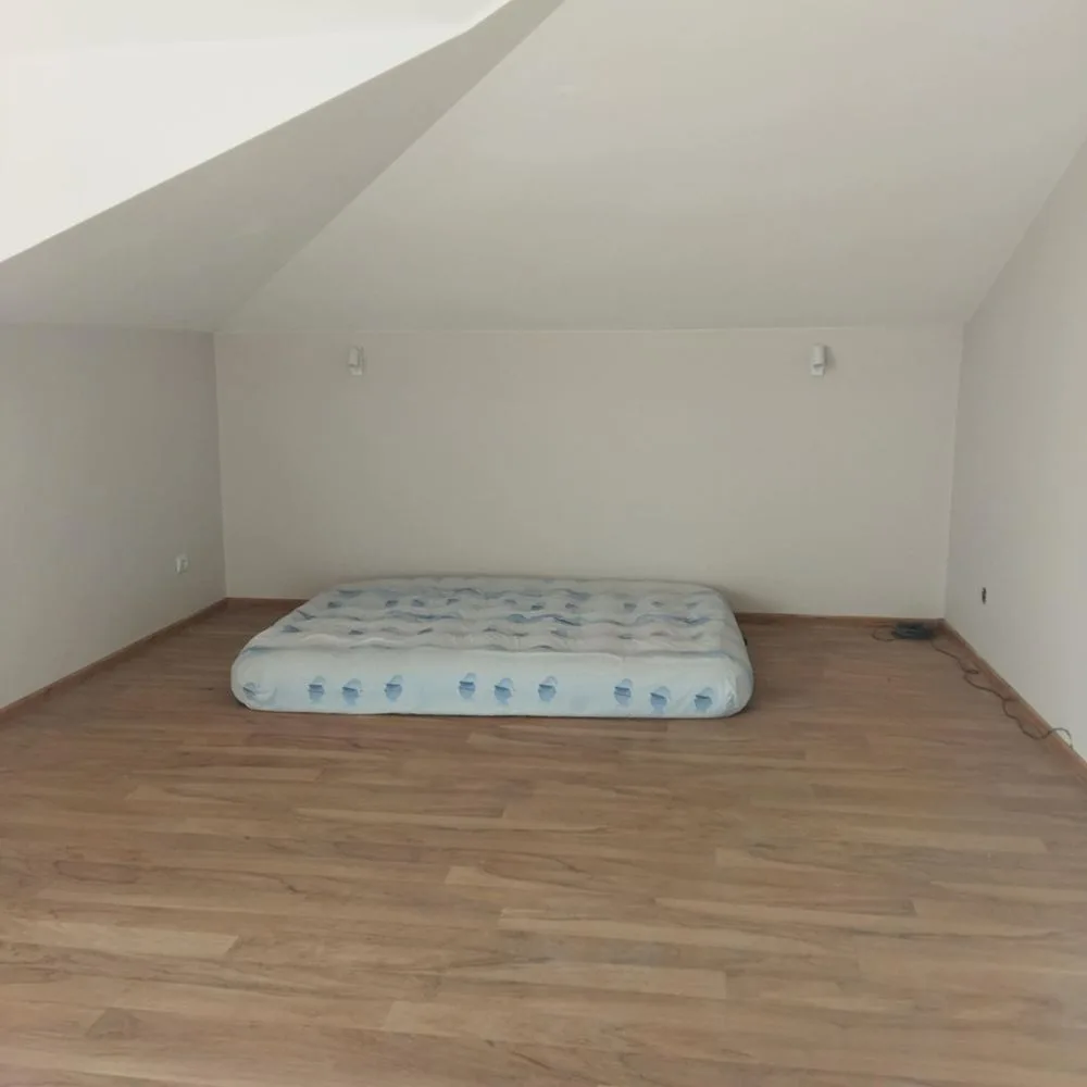 Neues Dorf, Wohngebäude auf 4 Etagen und Haus im Hof-0 Stadtteil Novo Selo, ein vierstöckiges Mehrfamilienhaus und ein Haus im Hof – 0