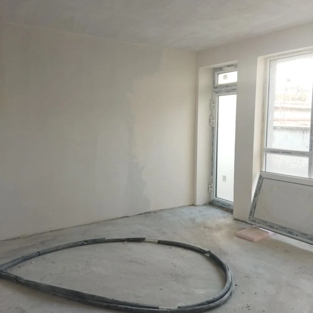 Neues Dorf, Wohngebäude auf 4 Etagen und Haus im Hof-0 Stadtteil Novo Selo, ein vierstöckiges Mehrfamilienhaus und ein Haus im Hof – 0