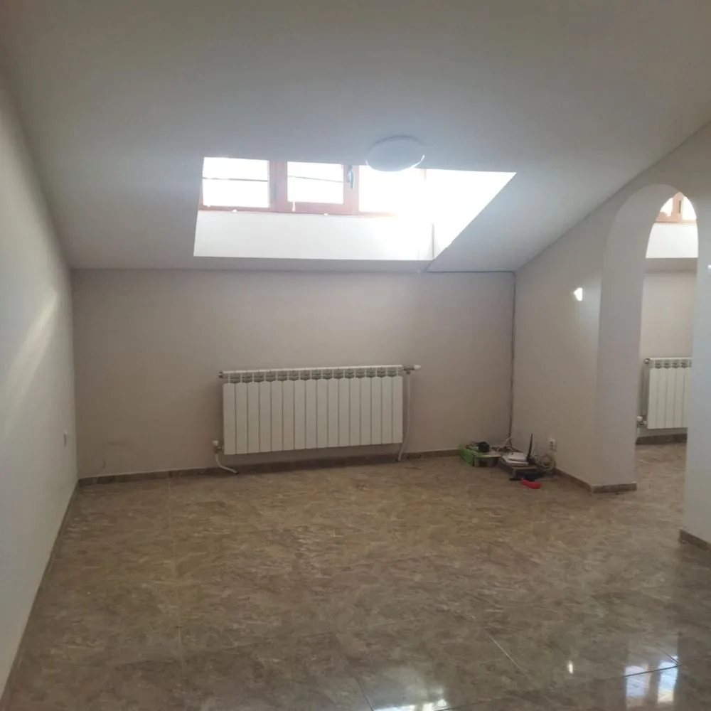 Neues Dorf, Wohngebäude auf 4 Etagen und Haus im Hof-0 Stadtteil Novo Selo, ein vierstöckiges Mehrfamilienhaus und ein Haus im Hof – 0