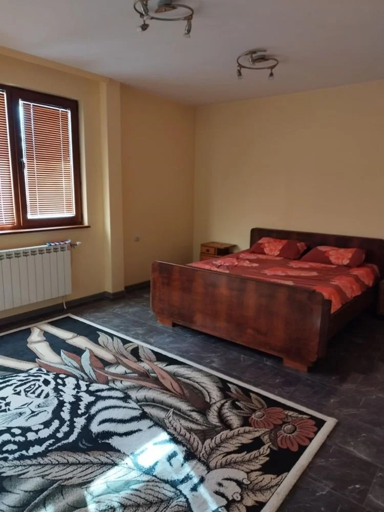 Neues Dorf, Wohngebäude auf 4 Etagen und Haus im Hof-0 Stadtteil Novo Selo, ein vierstöckiges Mehrfamilienhaus und ein Haus im Hof – 0