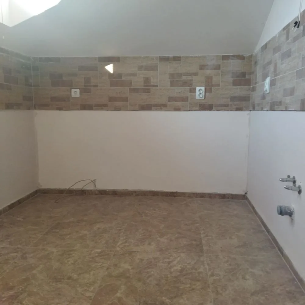Neues Dorf, Wohngebäude auf 4 Etagen und Haus im Hof-0 Stadtteil Novo Selo, ein vierstöckiges Mehrfamilienhaus und ein Haus im Hof – 0