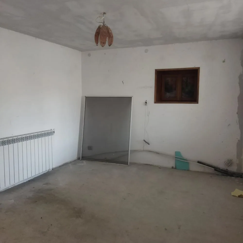 Neues Dorf, Wohngebäude auf 4 Etagen und Haus im Hof-0 Stadtteil Novo Selo, ein vierstöckiges Mehrfamilienhaus und ein Haus im Hof – 0