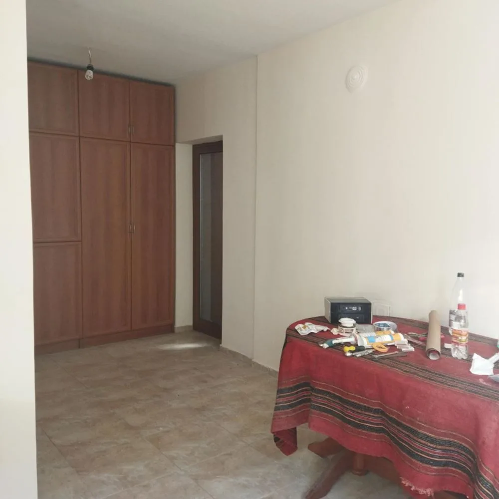 Neues Dorf, Wohngebäude auf 4 Etagen und Haus im Hof-0 Stadtteil Novo Selo, ein vierstöckiges Mehrfamilienhaus und ein Haus im Hof – 0