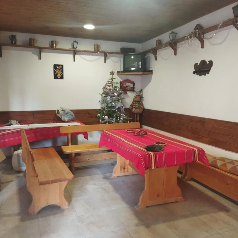 Neues Dorf, Wohngebäude auf 4 Etagen und Haus im Hof-0 Stadtteil Novo Selo, ein vierstöckiges Mehrfamilienhaus und ein Haus im Hof – 0