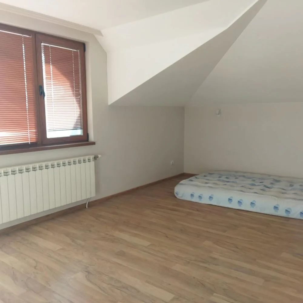 Neues Dorf, Wohngebäude auf 4 Etagen und Haus im Hof-0 Stadtteil Novo Selo, ein vierstöckiges Mehrfamilienhaus und ein Haus im Hof – 0