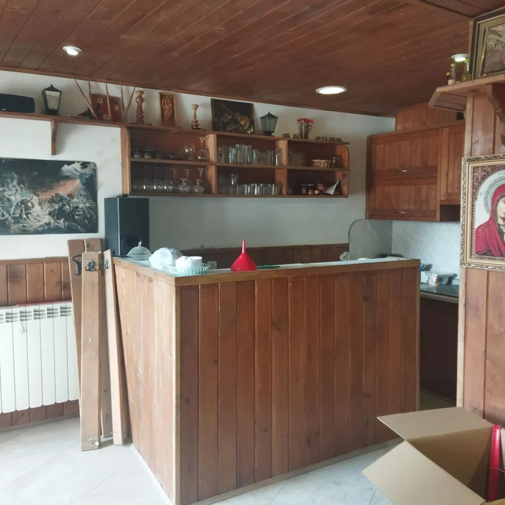 Neues Dorf, Wohngebäude auf 4 Etagen und Haus im Hof-0 Stadtteil Novo Selo, ein vierstöckiges Mehrfamilienhaus und ein Haus im Hof – 0