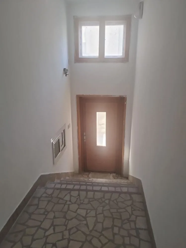 Neues Dorf, Wohngebäude auf 4 Etagen und Haus im Hof-0 Stadtteil Novo Selo, ein vierstöckiges Mehrfamilienhaus und ein Haus im Hof – 0