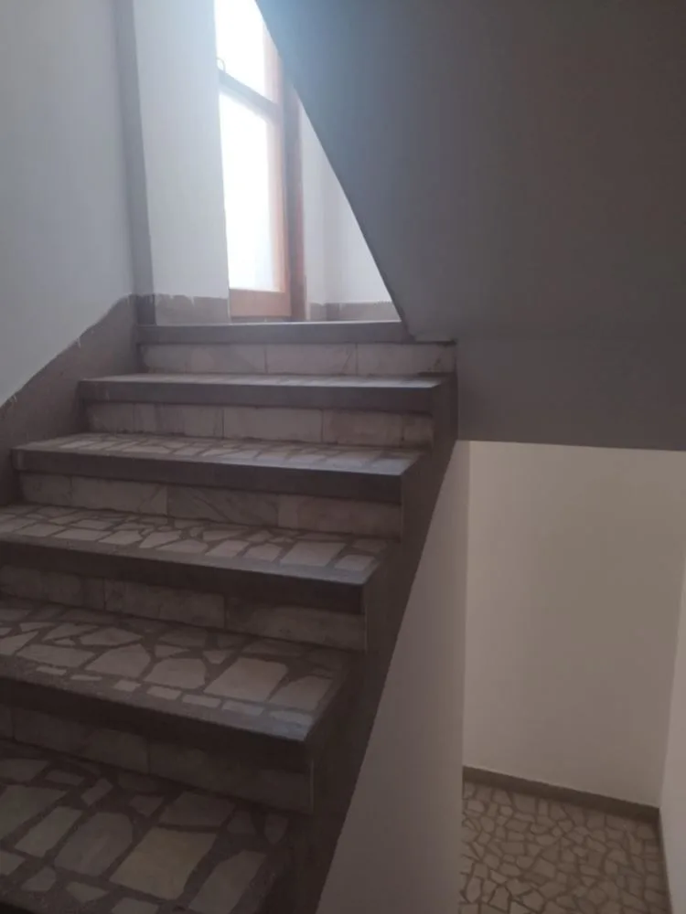 Neues Dorf, Wohngebäude auf 4 Etagen und Haus im Hof-0 Stadtteil Novo Selo, ein vierstöckiges Mehrfamilienhaus und ein Haus im Hof – 0