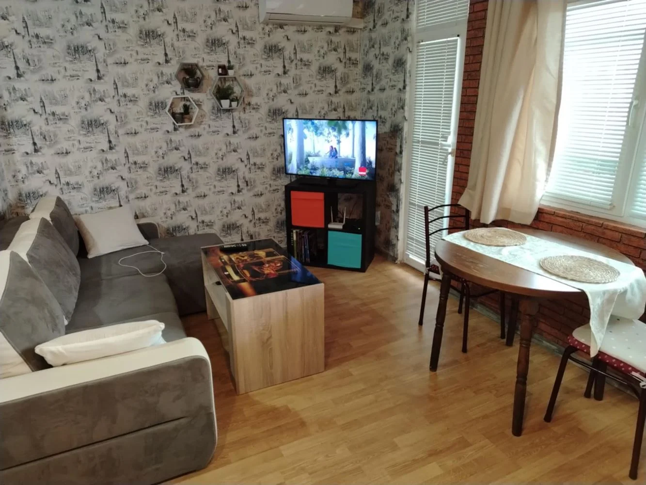 Ein-Zimmer-Wohnung, umgewandelt in zwei Schlafzimmer, Backstein, Zentralheizung, Aufzug, möbliert-0 Zweizimmerwohnung, zu einer Dreizimmerwohnung umgebaut, Backsteinbau, Fernwärme, Aufzug, möbliert – 0