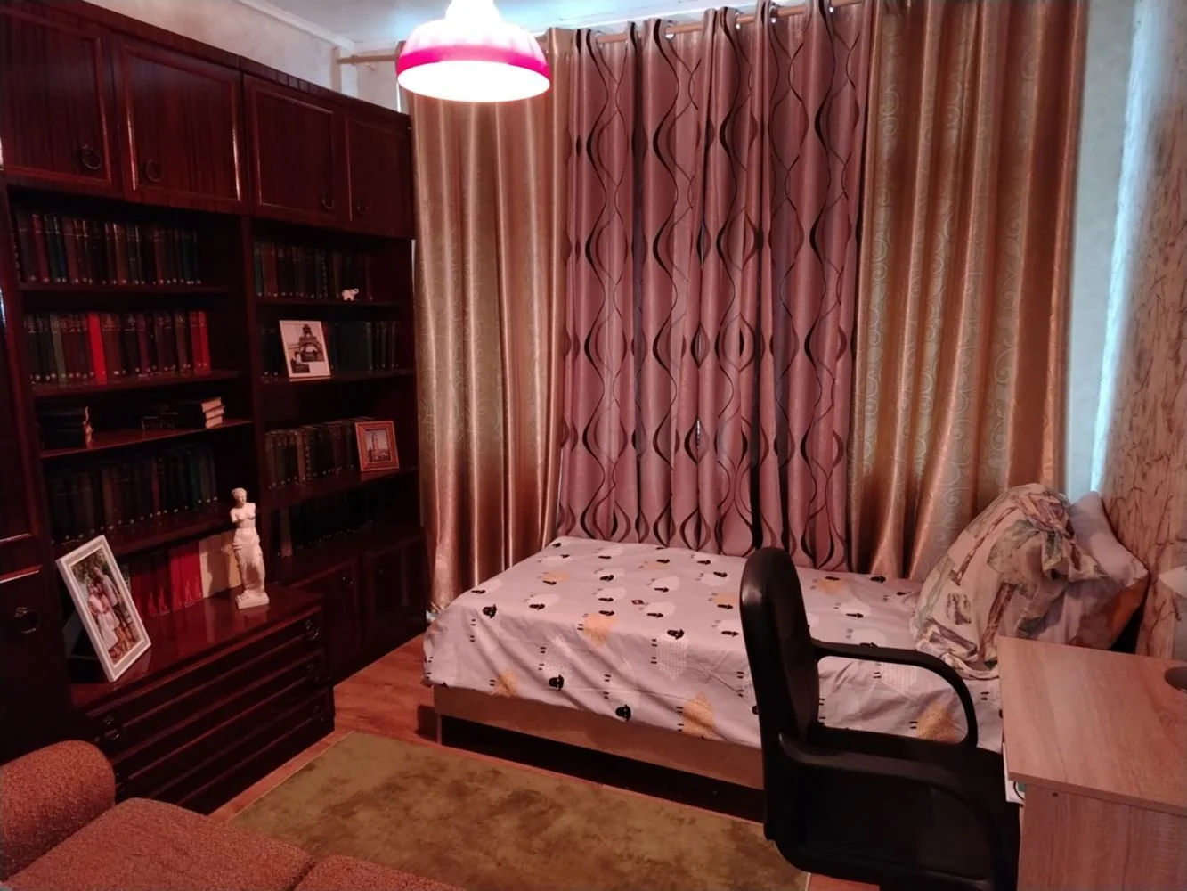 Ein-Zimmer-Wohnung, umgewandelt in zwei Schlafzimmer, Backstein, Zentralheizung, Aufzug, möbliert-0 Zweizimmerwohnung, zu einer Dreizimmerwohnung umgebaut, Backsteinbau, Fernwärme, Aufzug, möbliert – 0