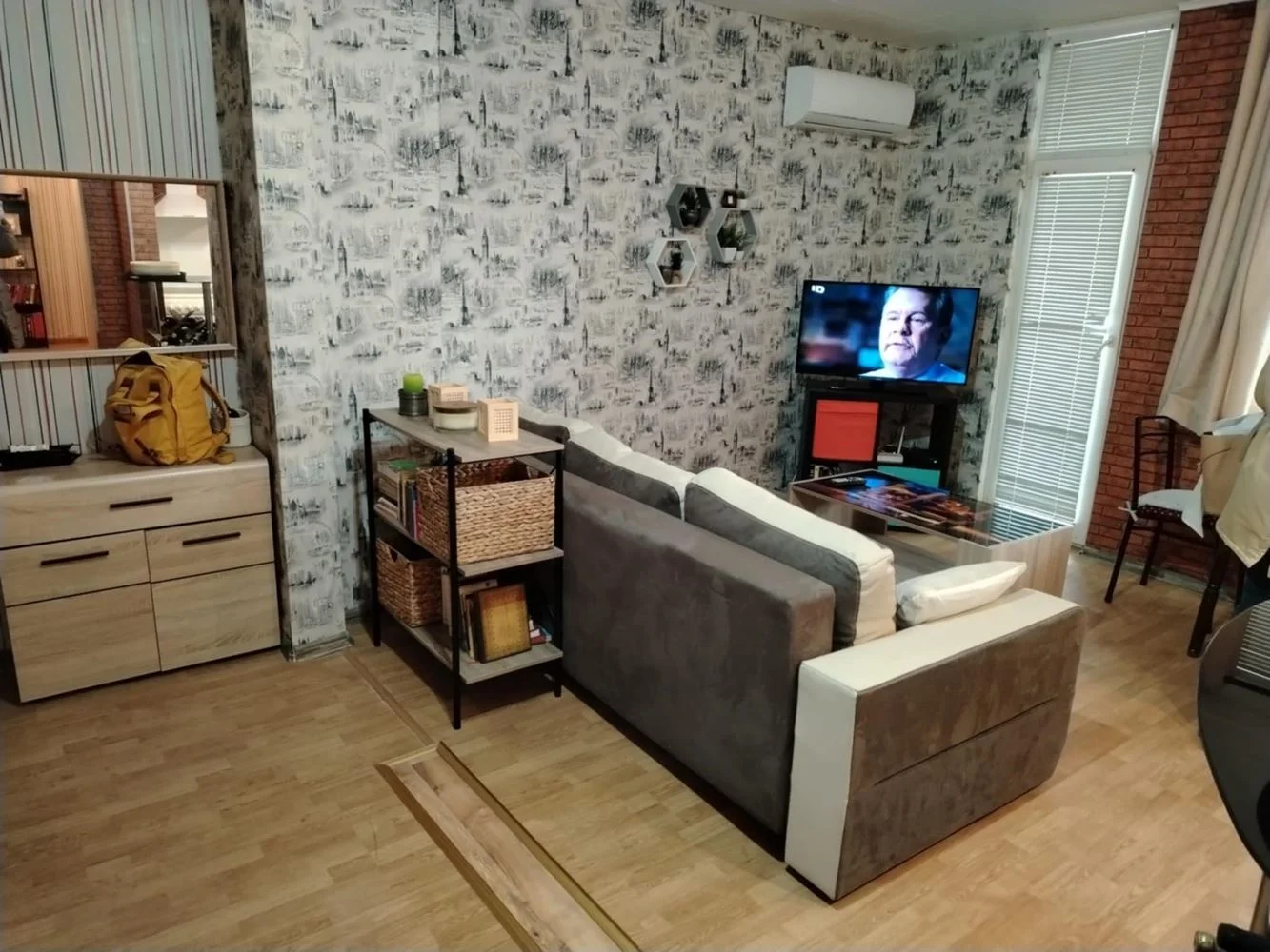 Ein-Zimmer-Wohnung, umgewandelt in zwei Schlafzimmer, Backstein, Zentralheizung, Aufzug, möbliert-0 Zweizimmerwohnung, zu einer Dreizimmerwohnung umgebaut, Backsteinbau, Fernwärme, Aufzug, möbliert – 0