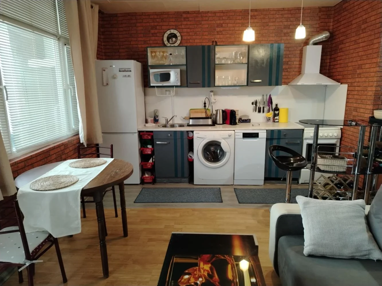 Ein-Zimmer-Wohnung, umgewandelt in zwei Schlafzimmer, Backstein, Zentralheizung, Aufzug, möbliert-0 Zweizimmerwohnung, zu einer Dreizimmerwohnung umgebaut, Backsteinbau, Fernwärme, Aufzug, möbliert – 0