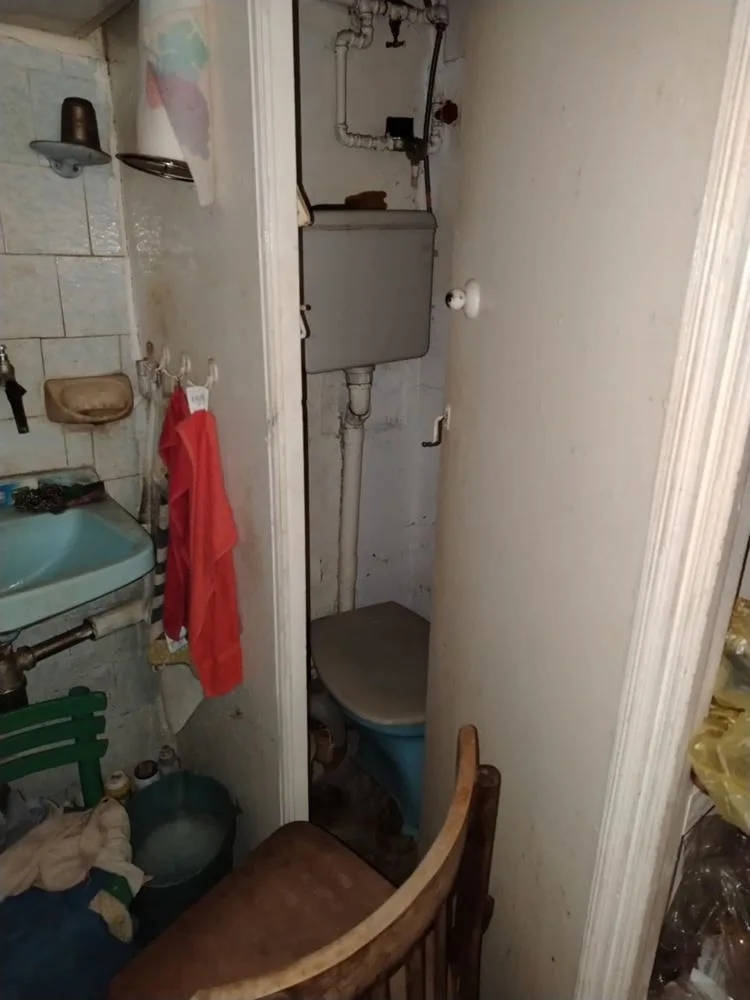 Zweite Etage des Wohngebäudes + Kastenraum im Erdgeschoss + gemauerte Garage + Teil des Grundstücks-0 Zweiter Stock eines Wohngebäudes + Einliegerwohnung im Erdgeschoss + gemauerte Garage + Eigentumsanteil am Grundstück – 0
