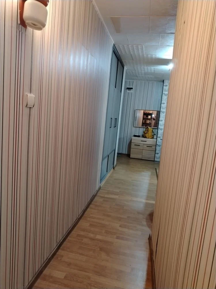 Ein-Zimmer-Wohnung, umgewandelt in zwei Schlafzimmer, Backstein, Zentralheizung, Aufzug, möbliert-0 Zweizimmerwohnung, zu einer Dreizimmerwohnung umgebaut, Backsteinbau, Fernwärme, Aufzug, möbliert – 0