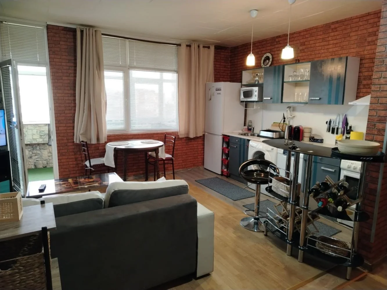 Ein-Zimmer-Wohnung, umgewandelt in zwei Schlafzimmer, Backstein, Zentralheizung, Aufzug, möbliert-0 Zweizimmerwohnung, zu einer Dreizimmerwohnung umgebaut, Backsteinbau, Fernwärme, Aufzug, möbliert – 0