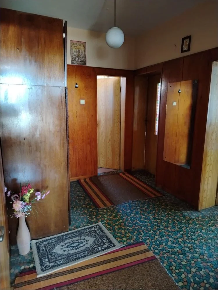 Zweite Etage des Wohngebäudes + Kastenraum im Erdgeschoss + gemauerte Garage + Teil des Grundstücks-0 Zweiter Stock eines Wohngebäudes + Einliegerwohnung im Erdgeschoss + gemauerte Garage + Eigentumsanteil am Grundstück – 0
