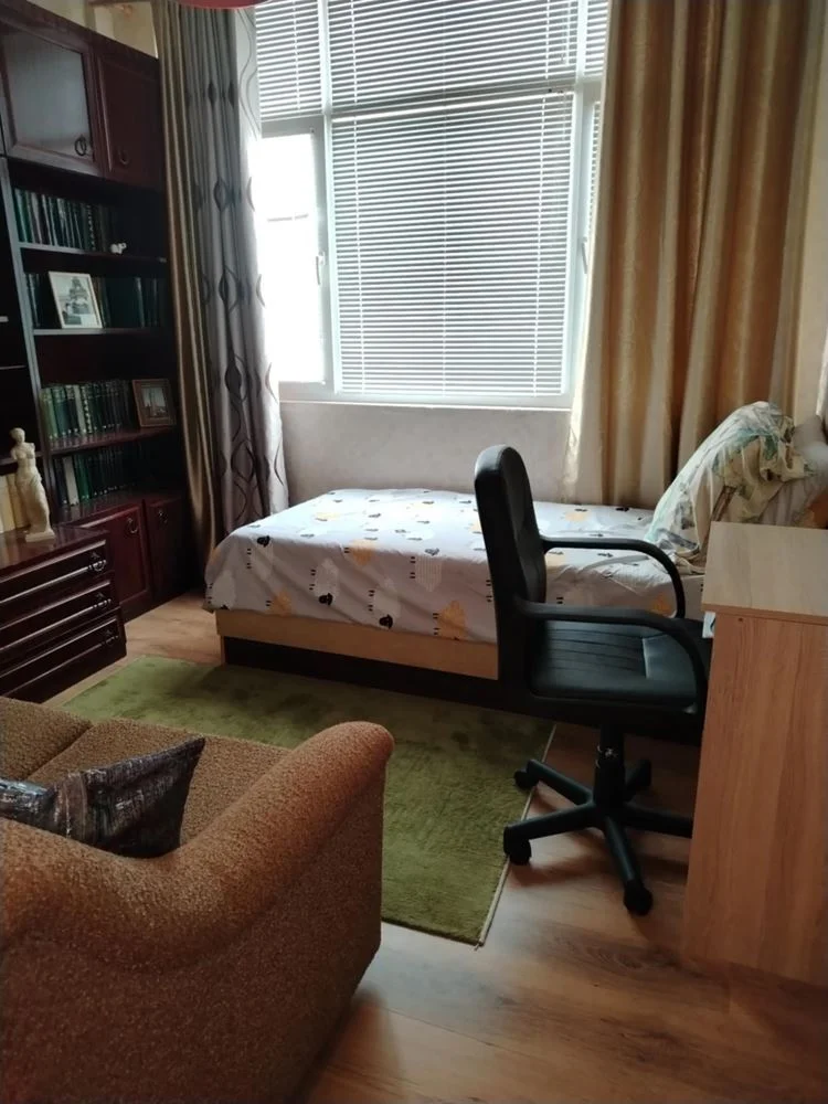 Ein-Zimmer-Wohnung, umgewandelt in zwei Schlafzimmer, Backstein, Zentralheizung, Aufzug, möbliert-0 Zweizimmerwohnung, zu einer Dreizimmerwohnung umgebaut, Backsteinbau, Fernwärme, Aufzug, möbliert – 0