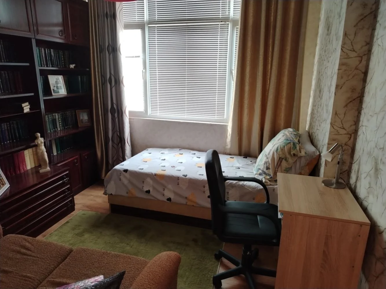Ein-Zimmer-Wohnung, umgewandelt in zwei Schlafzimmer, Backstein, Zentralheizung, Aufzug, möbliert-0 Zweizimmerwohnung, zu einer Dreizimmerwohnung umgebaut, Backsteinbau, Fernwärme, Aufzug, möbliert – 0