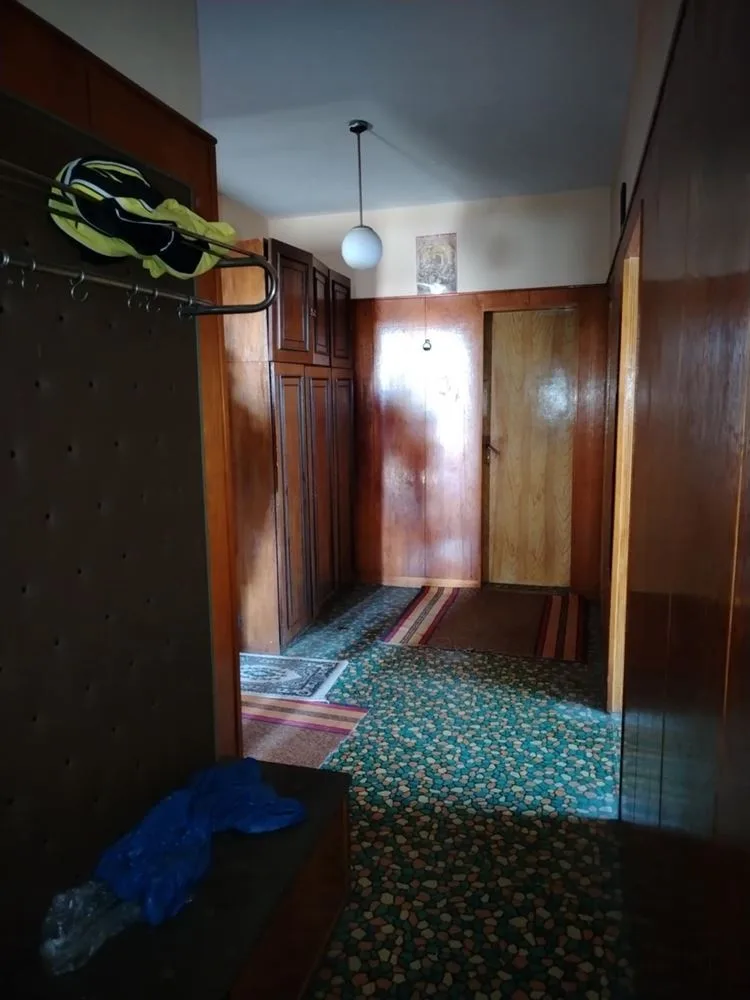 Zweite Etage des Wohngebäudes + Kastenraum im Erdgeschoss + gemauerte Garage + Teil des Grundstücks-0 Zweiter Stock eines Wohngebäudes + Einliegerwohnung im Erdgeschoss + gemauerte Garage + Eigentumsanteil am Grundstück – 0