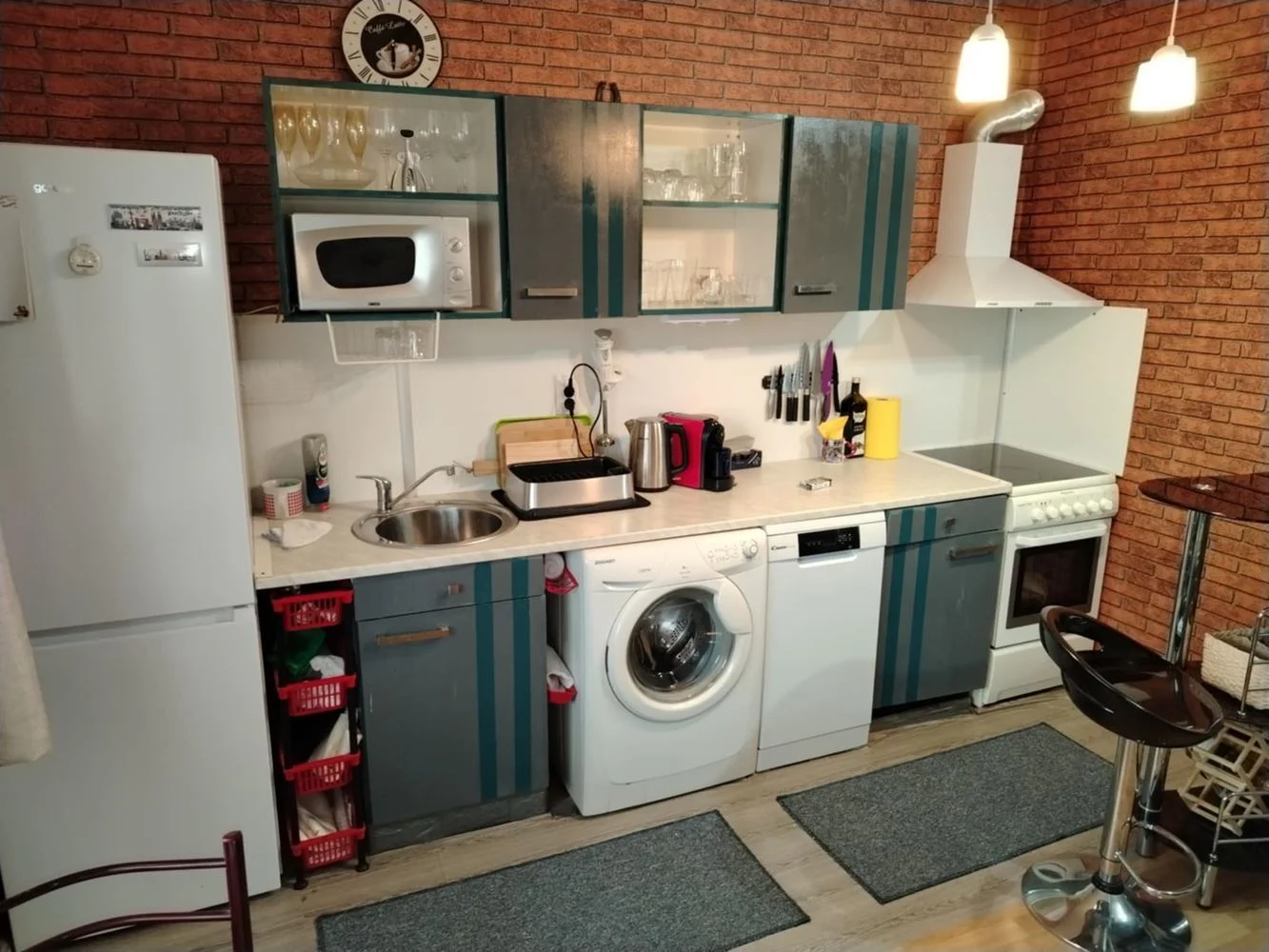 Ein-Zimmer-Wohnung, umgewandelt in zwei Schlafzimmer, Backstein, Zentralheizung, Aufzug, möbliert-0 Zweizimmerwohnung, zu einer Dreizimmerwohnung umgebaut, Backsteinbau, Fernwärme, Aufzug, möbliert – 0